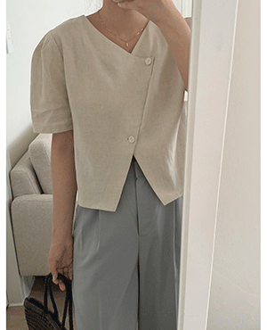 crop button blouse (2color) 7월 넷째 주 입고되어 주문순차적으로 출고됩니다. 입고지연으로 배송이 늦어져서 죄송해요:)
